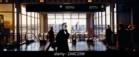 Groupe de personnes dans un terminal de l'aéroport, l'aéroport O'Hare, à Chicago, Illinois, États-Unis Banque D'Images