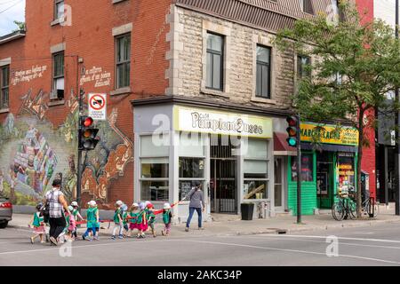 Canada, Province de Québec, Montréal, le village, la rue Ontario, Café Pamplemousse, les enfants à marcher avec les conseillers scolaires Banque D'Images