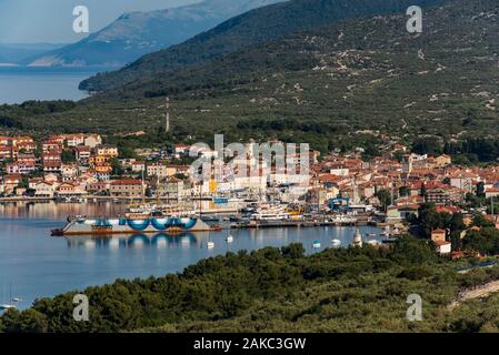 La Croatie, comté de Primorje-Gorski Kotar, la baie de Kvarner, île de Cres, Cres village et la mer Adriatique vu de la route qui va vers le sud de l'île Banque D'Images