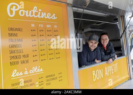 Canada, Province de Québec, région du Centre-du-Québec, sur les traces de l'invention de la poutine, Princeville, le La P'tite Vache Camion commissariat, Jessica et Jonathan Lamontagne les propriétaires Banque D'Images