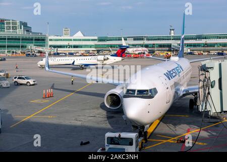Canada Province de l'Ontario, Toronto, l'Aéroport International Pearson, sur l'aire de trafic aérien Banque D'Images