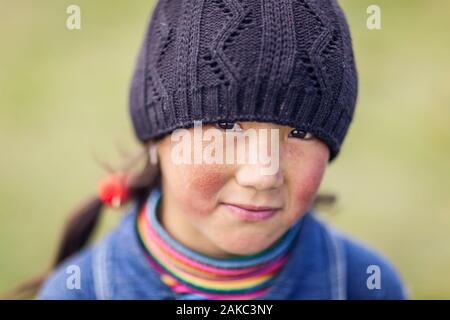 Le Kirghizistan, province de Naryn, lac Son-Kol, altitude 3000m, portrait d'une jeune fille kirghize Banque D'Images