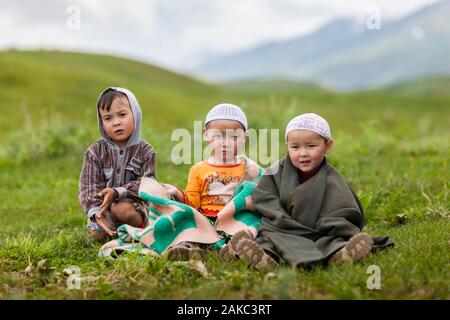 Le Kirghizistan, province de Naryn, les jeunes garçons kirghize portant un chapeau musulman Banque D'Images