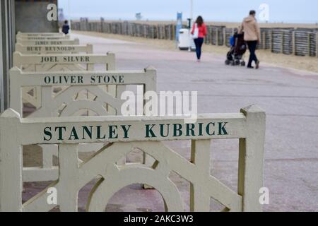 France, Calvados, Pays d'Auge, Deauville, les planches sur la plage, bordée de cabines de bain de style Art déco, chacune avec le nom d'une célébrité qui a participé au Festival du Film Américain de Deauville Banque D'Images