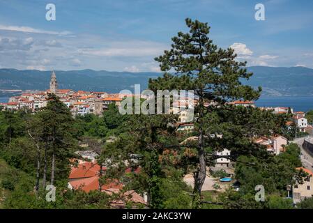 La Croatie, comté de Primorje-Gorski Kotar, Kvarneric Bay, île de Krk, vue générale du village et le continent dans l'arrière-plan Banque D'Images