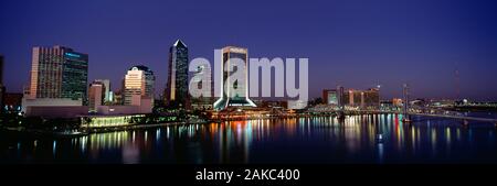 Buildings Lit Up at Night, Jacksonville, Florida, USA Banque D'Images