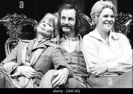 Jill Bennett (Isobel Sands), Max Stafford-Clark (directeur) et Rachel Roberts (Regine) lors d'une conférence de presse, une séance de photos pour la fin de Moi vieux cigare par John Osborne à la Greenwich Theatre, Londres en 1975 Né à Cambridge en 1941 directeur artistique du Traverse Theatre d'Édimbourg, de 1968 à 1970, le Royal Court Theatre, London de 1979 à 1993 et à l'extérieur de la compagnie de théâtre de tournée de 1993 à 2017 Banque D'Images