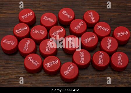 Pologne, CZESTOCHOWA- 23 décembre 2019: Gros plan d'un groupe, bouchons en plastique rouge "Coca-Cola" Banque D'Images