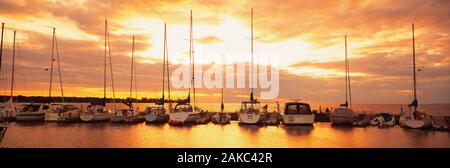 Vue sur le coucher du soleil au-dessus de port, Egg Harbor, Door County, Wisconsin, États-Unis Banque D'Images