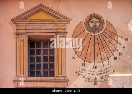 France, Alpes-Maritimes, Parc National du Mercantour, vallée de la Tinée, Saint-Etienne-de-Tinée, trompe l'oeil fenêtre et cadran solaire Banque D'Images