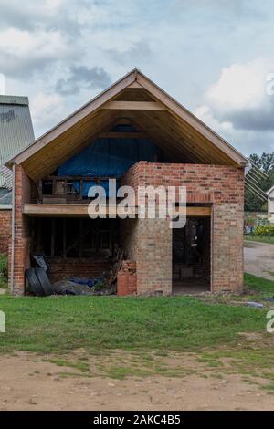 Une vieille grange bâtiment qui est actuellement en rénovation et convertie pour un usage nouveau bail et de la vie sur une ferme Banque D'Images