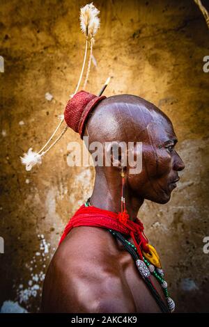 Le Bénin, département de la Donga, Taneka warrior portant les vêtements traditionnels lors de la cérémonie Banque D'Images