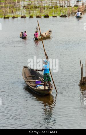 Le Bénin, ville au bord du lac de Ganvié, habitants du centre-ville en bateau Banque D'Images