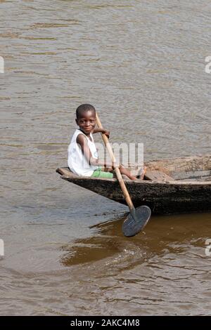 Le Bénin, ville au bord du lac de Ganvié, enfant dans son étang Banque D'Images