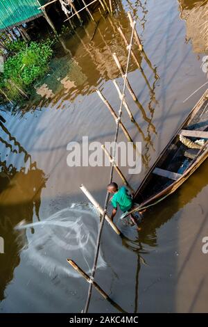 Le Bénin, ville au bord du lac de Ganvié, enfant, à lancer son filet de pêche Banque D'Images