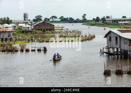 Le Bénin, ville au bord du lac de Ganvié, habitants du centre-ville en bateau Banque D'Images