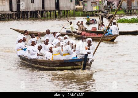 Le Bénin, ville au bord du lac de Ganvié, fidèle à l'église du centre-ville en bateau Banque D'Images
