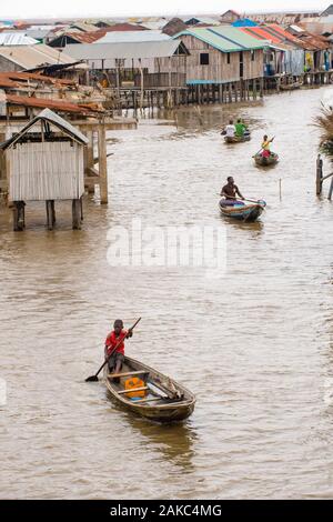 Le Bénin, ville au bord du lac de Ganvié, habitants downtown Banque D'Images