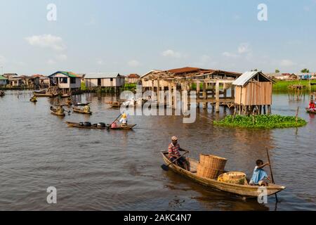 Le Bénin, ville au bord du lac de Ganvié, habitants du centre-ville en bateau Banque D'Images