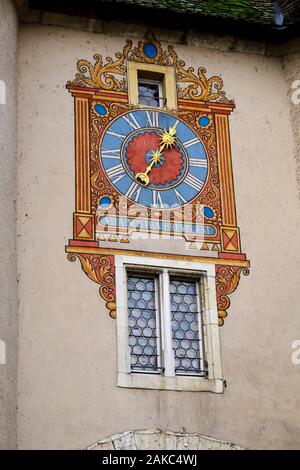 La Suisse, canton du Jura, Porrentruy, Porte de France construite en 1563, l'horloge de la fin du 17ème siècle, une aiguille, cadran récent Banque D'Images