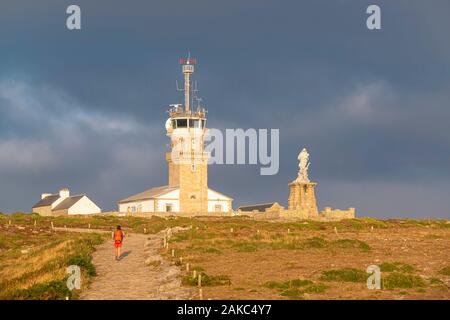 La France, Finistère, Pointe du Raz à Plogoff, le long du chemin de randonnée GR 34 ou sentier douanier, le sémaphore et sculpture de marbre de Notre-Dame des naufragés Banque D'Images