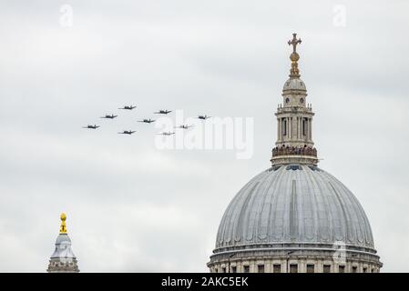 RAF Tucanos à afficher vol en formation au-dessus de St Pauls Cathedral sur le DAR 100e anniversaire, London, UK Banque D'Images