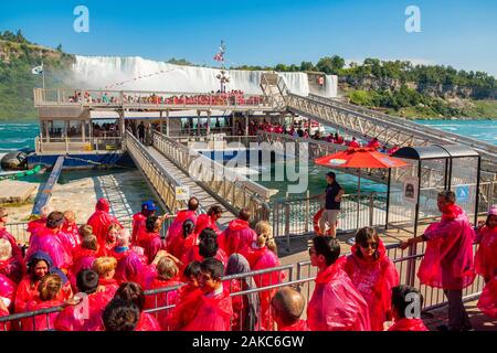 Le Canada, l'Ontario, Niagara Falls, province canadienne de Hornblower Voyage en bateau au pied des chutes américaines Banque D'Images