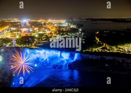 Le Canada, la province de l'Ontario, Niagara Falls, Chutes du Niagara canadiennes nuit illuminée avec Fireworks Banque D'Images