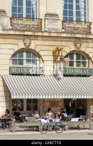 France, Meurthe et Moselle, Nancy, place Stanislas (ancienne place royale) construit par Stanislas Lescynski, roi de Pologne et dernier duc de Lorraine au 18ème siècle, classée au Patrimoine Mondial de l'UNESCO, terrasse du Grand Hôtel de la Reine Banque D'Images