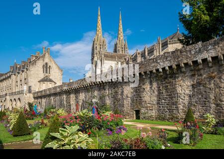 La France, Finistère, Quimper, des remparts et de la cathédrale Saint-Corentin Banque D'Images