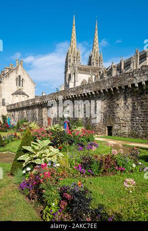 La France, Finistère, Quimper, des remparts et de la cathédrale Saint-Corentin Banque D'Images