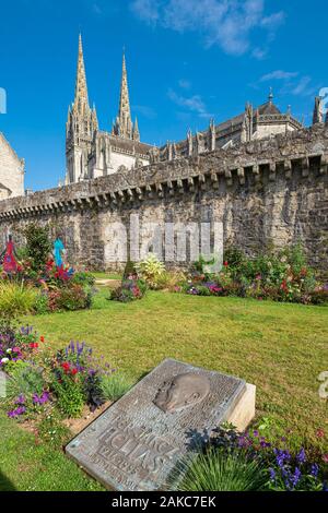 La France, Finistère, Quimper, cette stèle est à la mémoire de Pierre-Jakez Hélias, écrivain et journaliste Breton, des remparts et de la cathédrale Saint-Corentin Banque D'Images