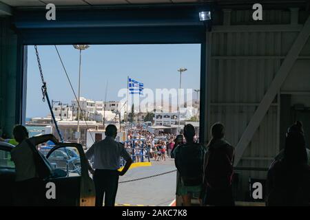 Naxos Grèce - le 11 août 2019 ; à partir de pont inférieur du traversier de l'île grecque d'arriver à destination. Banque D'Images