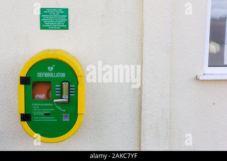 Sutton, Suffolk, UK 20 octobre 2019 ; un défibrillateur public monté sur un village hall pour utilisation d'urgence Banque D'Images