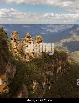 Les trois Sœurs bien éclairées par le soleil du soir dans les Montagnes Bleues de la Nouvelle-Galles du Sud Australie Banque D'Images