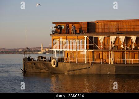 L'Égypte, de la Haute Égypte, vallée du Nil, au Soudan, la vapeur Shep dernière croisière en bateau à vapeur sur le Nil, en traversant le Nil dans le déclin de la lumière Banque D'Images