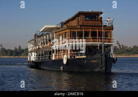 L'Égypte, de la Haute Égypte, vallée du Nil, Steam Ship Sudan, le dernier bateau à vapeur traversant le Nil, la traversée du fleuve avec ses rais sur le pont et une banque verte à l'arrière-plan Banque D'Images