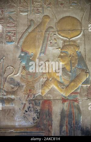 L'Égypte, de la Haute Égypte, vallée du Nil, Dendérah, couleur bas-relief représentant le Pharaon et la déesse Hathor gravé sur un mur du temple d'Hathor Banque D'Images