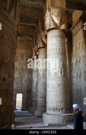 L'Égypte, de la Haute Égypte, vallée du Nil, Dendérah, gardien du temple en face des colonnes de la salle hypostyle du temple d'Hathor Banque D'Images