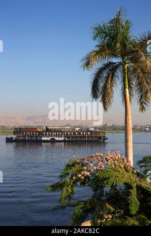 L'Égypte, de la Haute Égypte, vallée du Nil, Steam Ship Sudan, la dernière croisière en bateau à vapeur le Nil, traversant la rivière à partir d'une banque verte et avec les montagnes de la vallée des rois en toile Banque D'Images