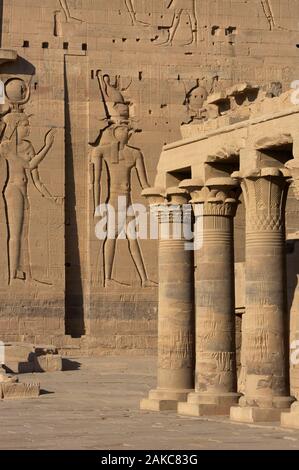 L'Égypte, de la Haute Égypte, vallée du Nil, l'île de Philae, colonnes en face de la façade du temple d'Isis, sur l'île de Philae, ornée de bas-reliefs représentant Isis et Horus Banque D'Images