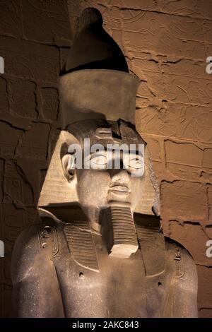L'Égypte, de la Haute Égypte, vallée du Nil, Louxor, statue de Ramses II intronisé devant le temple de Louxor illuminé la nuit Banque D'Images