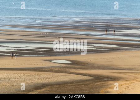 France, Somme, Fort-Mahon, couple en train de marcher sur la plage vue depuis les hauteurs des dunes près de la Baie d'Authie Banque D'Images