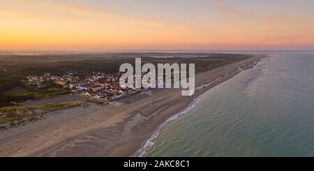 France, Somme, Marquenterre, Quend-Plage, la plage à Quend-Plage et Fort-Mahon, avec l'Authie Bay d'un côté, et la baie de Somme et de l'exploitations de moules bouchot sur l'autre (vue aérienne) (vue aérienne) Banque D'Images