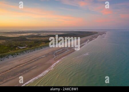 France, Somme, Marquenterre, Quend-Plage, la plage à Quend-Plage et Fort-Mahon, avec l'Authie Bay d'un côté, et la baie de Somme et de l'exploitations de moules bouchot sur l'autre (vue aérienne) (vue aérienne) Banque D'Images