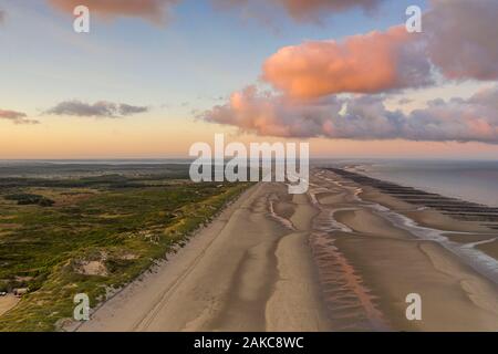 France, Somme, Marquenterre, Quend-Plage, la plage à Quend-Plage et Fort-Mahon, avec l'Authie Bay d'un côté, et la baie de Somme et de l'exploitations de moules bouchot sur l'autre (vue aérienne) (vue aérienne) Banque D'Images