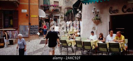 Dans la rue touristique, Malcesine, Italie Banque D'Images