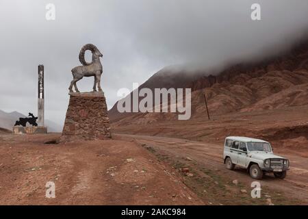 Le Tadjikistan, la Région autonome du Haut-Badakhchan, Col Kyzyl-Art, altitude 4280m, frontière entre le Kirghizistan et le Tadjikistan, jeep et monuments indiquant l'entrée au Tadjikistan Banque D'Images