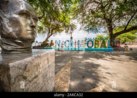 L'Équateur, l'archipel des Galapagos, inscrite au Patrimoine Mondial de l'UNESCO, l'île de San Cristobal, Puerto Baquerizo Moreno, buste de Charles Darwin sur la place de la Mairie Banque D'Images