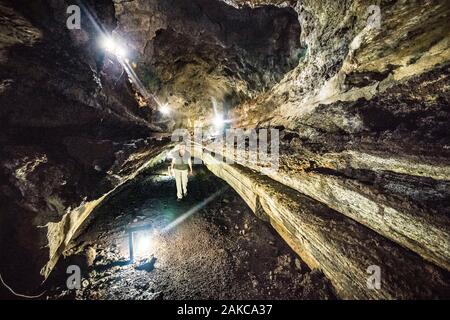 L'Équateur, l'archipel des Galapagos, inscrite au Patrimoine Mondial de l'UNESCO, l'île de Santa Cruz, El chato, traversée d'un tunnel de lave de femme Banque D'Images